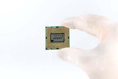 Beyaz arkaplanda bilgisayar işlemci çipi (CPU) izole edildi