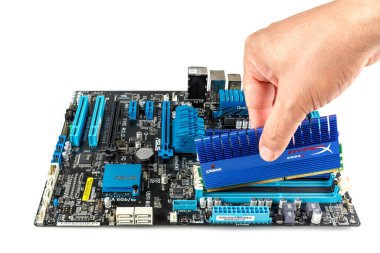 İstanbul, Türkiye - 7 Ocak 2018; Yakın çekimli bellek (RAM) modülleri DDR3 anakart bilgisayarına Grafik Kartı koydu.