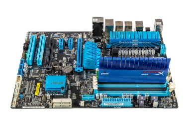 İstanbul, Türkiye - 7 Ocak 2018; Yakın çekimli bellek (RAM) modülleri DDR3 anakart bilgisayarına Grafik Kartı koydu.