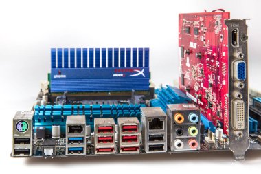 İstanbul, Türkiye - 7 Ocak 2018; Yakın çekimli bellek (RAM) modülleri DDR3 anakart bilgisayarına Grafik Kartı koydu.