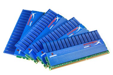 • Türkiye - 7 Ocak 2018; beyaz arkaplanda bilgisayar rastgele erişim belleği (RAM) modülleri DDR3 Form Faktörü Kingston.