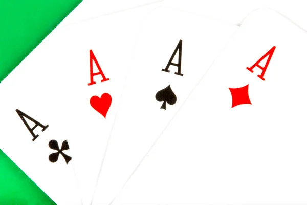 Pokerkarten Isoliert Auf Grünem Hintergrund Spielkonzept — Stockfoto
