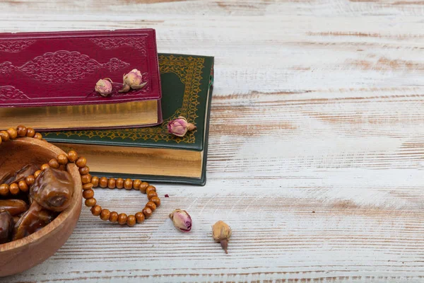 Premium tarihli Ramazan Kareem kavramı ve Kuran kitabı. 