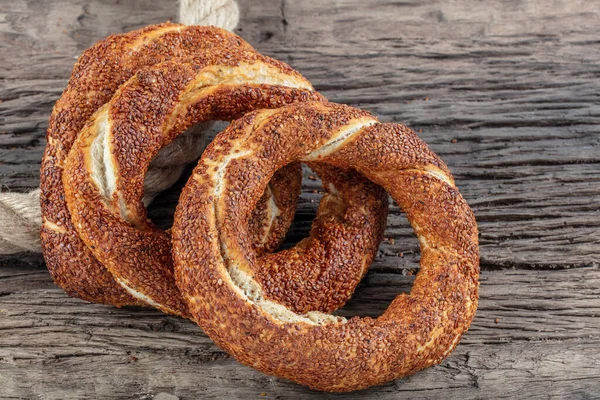 Kahvaltı için ahşap zemin üzerinde Türk Simit 'i. Türk simidi (simit, gevrek) ve çay. 