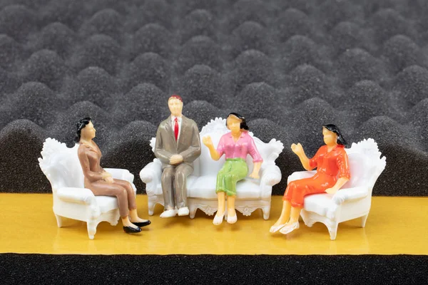 Akustik sünger - akustik köpük - yangın geciktirici yumurta profil köpüğü. Minyatür insanlar yalıtım konseptine benziyor..