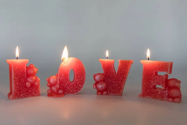 浪漫的蜡烛圣瓦伦丁节贺卡 附有蜡烛和红心 — 图库照片