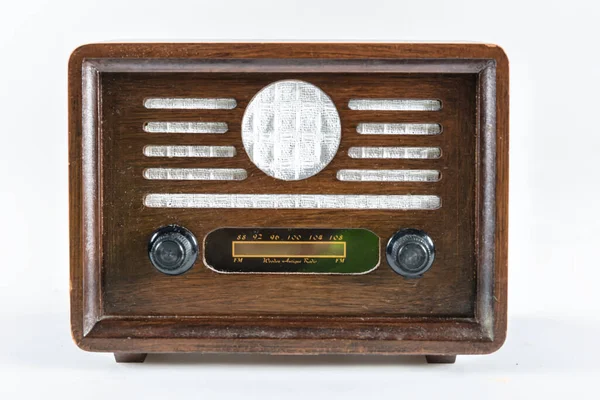 白色背景的旧收音机 — 图库照片
