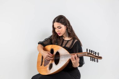 Kadıncılık oynayan Oud. Lute string çalan genç bir kadın beyaz arka planda izole edilmiş.