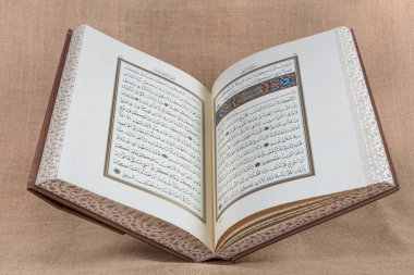 İstanbul, Türkiye - 28 Ocak 2018; Kuran - Dünyanın dört bir yanındaki Müslümanların kutsal kitabı, ahşap bir standa yerleştirildi .