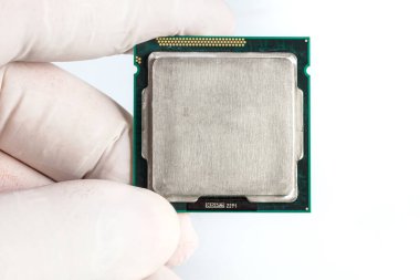 Beyaz arkaplanda bilgisayar işlemci çipi (CPU) izole edildi