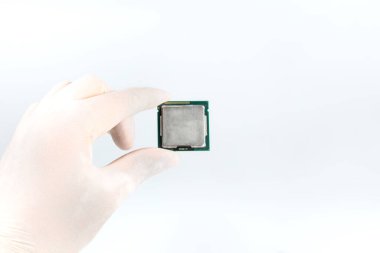Beyaz arkaplanda bilgisayar işlemci çipi (CPU) izole edildi