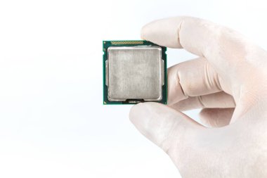 Beyaz arkaplanda bilgisayar işlemci çipi (CPU) izole edildi