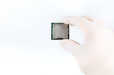 Beyaz arkaplanda bilgisayar işlemci çipi (CPU) izole edildi