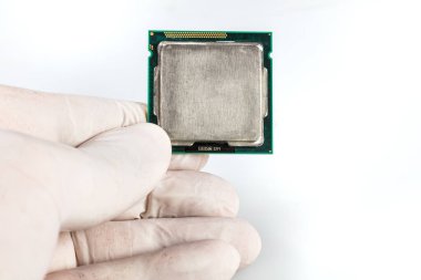 Beyaz arkaplanda bilgisayar işlemci çipi (CPU) izole edildi