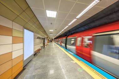 İstanbul, Türkiye - 15 Ocak 2018; İstanbul modern ulaşım, metro istasyonu - Anadolu tarafının ilk metro hattı.