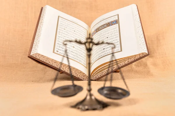 Istanbul Türkei Januar 2018 Koran Heiliges Buch Der Muslime Auf — Stockfoto