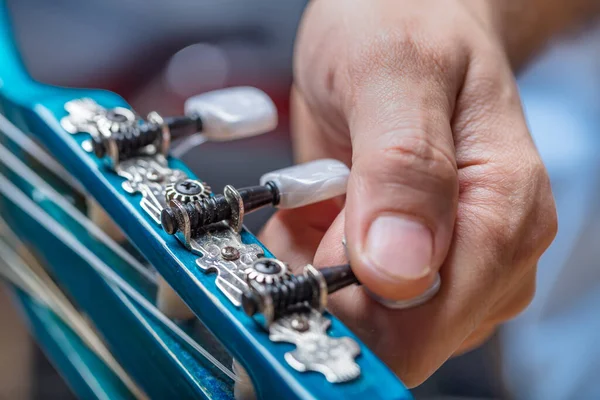 Gros Plan Des Mains Mans Jouant Guitare Acoustique Jouer Guitare — Photo