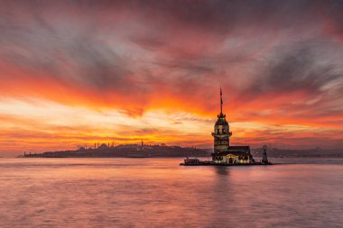 İstanbul, Türkiye 'de gün batımı gökyüzü olan Maiden' s Tower. İstanbul 'un sembolü Bakire Kulesi.