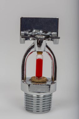 Beyaz üzerine yangın fıskiyesinin görüntüsünü kapat. Yangın fıskiyeleri, yaşam ve yangın güvenliği için tasarlanmış birleşik su borularının bir parçasıdır..