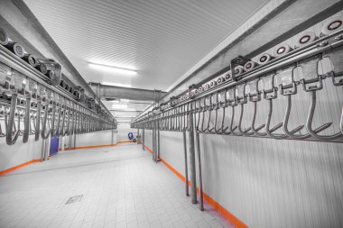 Endüstriyel yükleme alanı soğuk deponun içinde. Yiyecek deposu için soğutma odası..