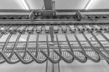 Et asma kancası. Soğuk hava deposunun içindeki endüstriyel yükleme alanı. Demiryolunda asılı duran et kancaları..