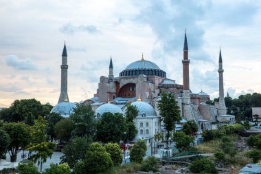 İstanbul, Sultan Ahmed Parkı 'ndaki Ayasofya Müzesi bulutlu bir yaz gününde.