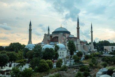 İstanbul, Sultan Ahmed Parkı 'ndaki Ayasofya Müzesi bulutlu bir yaz gününde.