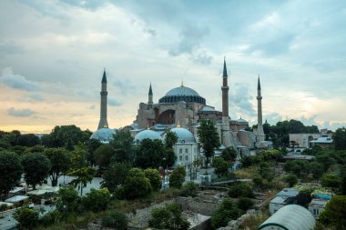 İstanbul, Sultan Ahmed Parkı 'ndaki Ayasofya Müzesi bulutlu bir yaz gününde.