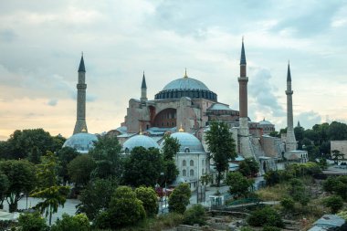 İstanbul, Sultan Ahmed Parkı 'ndaki Ayasofya Müzesi bulutlu bir yaz gününde.