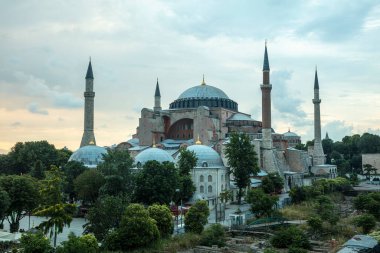 İstanbul, Sultan Ahmed Parkı 'ndaki Ayasofya Müzesi bulutlu bir yaz gününde.
