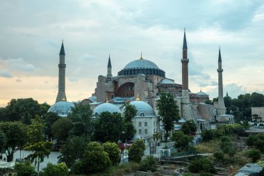 İstanbul, Sultan Ahmed Parkı 'ndaki Ayasofya Müzesi bulutlu bir yaz gününde.