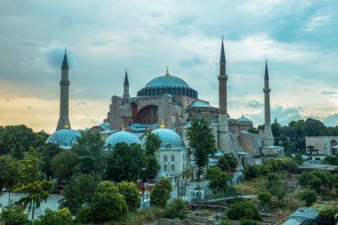 İstanbul, Sultan Ahmed Parkı 'ndaki Ayasofya Müzesi bulutlu bir yaz gününde.