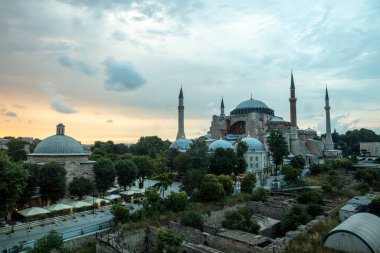 İstanbul, Sultan Ahmed Parkı 'ndaki Ayasofya Müzesi bulutlu bir yaz gününde.