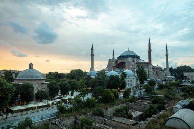 İstanbul, Sultan Ahmed Parkı 'ndaki Ayasofya Müzesi bulutlu bir yaz gününde.