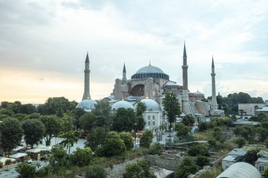 İstanbul, Sultan Ahmed Parkı 'ndaki Ayasofya Müzesi bulutlu bir yaz gününde.