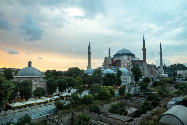 İstanbul, Sultan Ahmed Parkı 'ndaki Ayasofya Müzesi bulutlu bir yaz gününde.