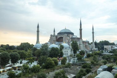 İstanbul, Sultan Ahmed Parkı 'ndaki Ayasofya Müzesi bulutlu bir yaz gününde.