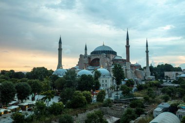 İstanbul, Sultan Ahmed Parkı 'ndaki Ayasofya Müzesi bulutlu bir yaz gününde.