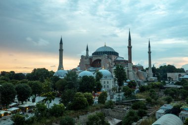 İstanbul, Sultan Ahmed Parkı 'ndaki Ayasofya Müzesi bulutlu bir yaz gününde.