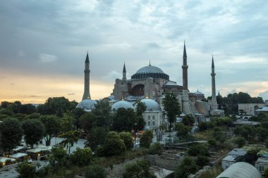 İstanbul, Sultan Ahmed Parkı 'ndaki Ayasofya Müzesi bulutlu bir yaz gününde.