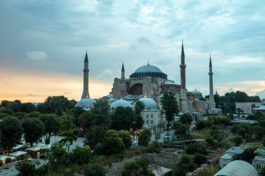 İstanbul, Sultan Ahmed Parkı 'ndaki Ayasofya Müzesi bulutlu bir yaz gününde.