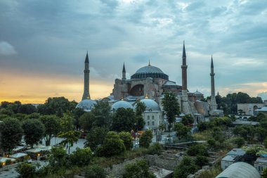 İstanbul, Sultan Ahmed Parkı 'ndaki Ayasofya Müzesi bulutlu bir yaz gününde.