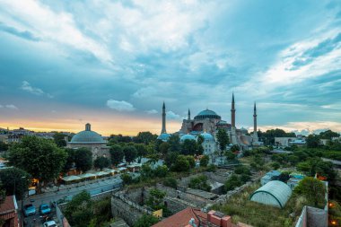 İstanbul, Sultan Ahmed Parkı 'ndaki Ayasofya Müzesi bulutlu bir yaz gününde.