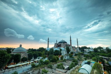 İstanbul, Sultan Ahmed Parkı 'ndaki Ayasofya Müzesi bulutlu bir yaz gününde.
