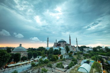 İstanbul, Sultan Ahmed Parkı 'ndaki Ayasofya Müzesi bulutlu bir yaz gününde.