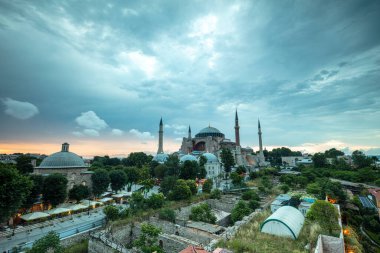 İstanbul, Sultan Ahmed Parkı 'ndaki Ayasofya Müzesi bulutlu bir yaz gününde.