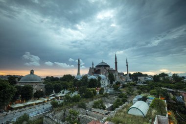 İstanbul, Sultan Ahmed Parkı 'ndaki Ayasofya Müzesi bulutlu bir yaz gününde.