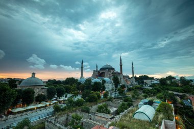 İstanbul, Sultan Ahmed Parkı 'ndaki Ayasofya Müzesi bulutlu bir yaz gününde.