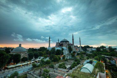 İstanbul, Sultan Ahmed Parkı 'ndaki Ayasofya Müzesi bulutlu bir yaz gününde.