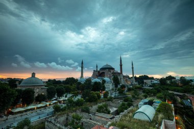 İstanbul, Sultan Ahmed Parkı 'ndaki Ayasofya Müzesi bulutlu bir yaz gününde.